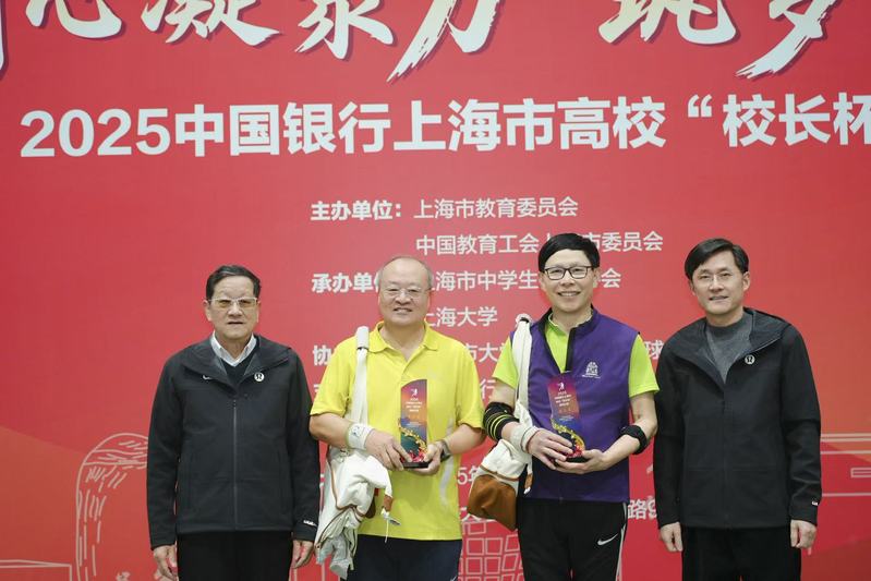 以球为媒促交流    携手挥拍...